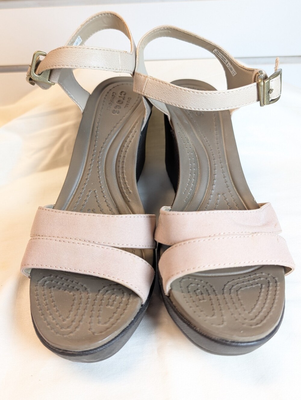 NWOT Crocs Leigh II Cross Strap Wedge Sandals W8 Taupe Canvas Comfort - Picture 2 of 8